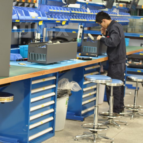 车间工作台在装配线上的应用